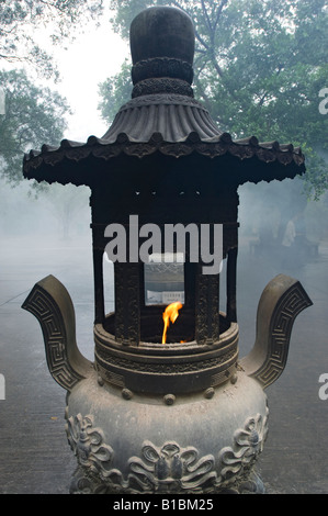 Weihrauch in eine Pfanne. Po Lin Kloster, Ngong Ping, Lantau Island, Hong Kong. Stockfoto