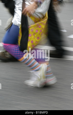 junge Frau trägt bunte Socken in der Stadt Stockfoto