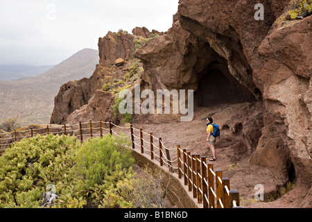 Weibliche Wanderer an Höhlenwohnungen Höhlen von Cueva de Los Papeles Gran Canaria Spanien Stockfoto