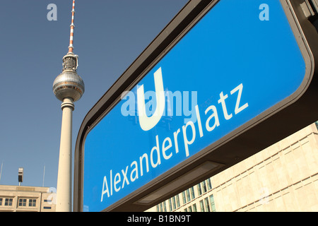 Alexanderplatz Berlin Deutschland umrahmt der Wahrzeichen Fernsehturm TV-Turm Alexanderplatz U Bahn Eisenbahn Station Zeichen Stockfoto