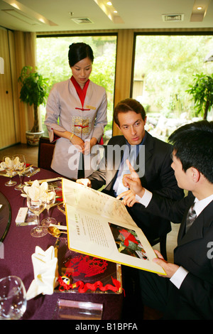 Unternehmer und Unternehmerin im Hotelrestaurant bestellen Stockfoto