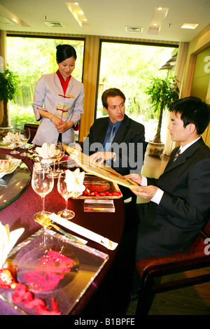 Unternehmer und Unternehmerin im Hotelrestaurant bestellen Stockfoto