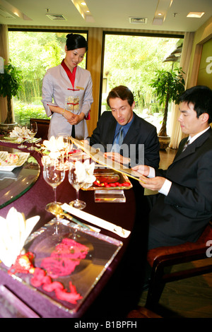 Unternehmer und Unternehmerin im Hotelrestaurant bestellen Stockfoto