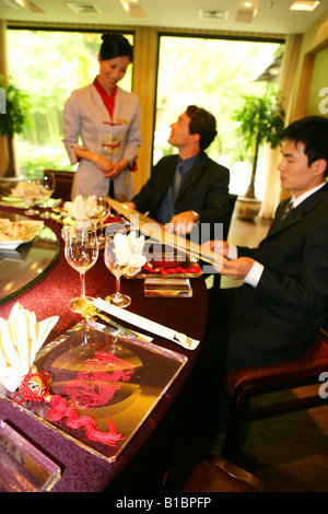 Unternehmer und Unternehmerin im Hotelrestaurant bestellen Stockfoto