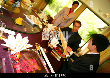 Unternehmer und Unternehmerin im Hotelrestaurant bestellen Stockfoto