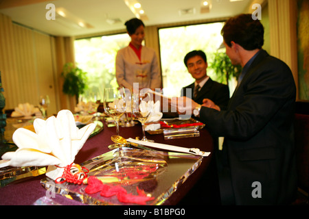 Unternehmer und Unternehmerin im Hotelrestaurant bestellen Stockfoto