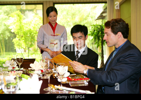 Unternehmer und Unternehmerin im Hotelrestaurant bestellen Stockfoto