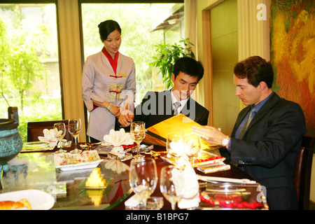 Unternehmer und Unternehmerin im Hotelrestaurant bestellen Stockfoto