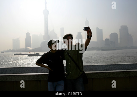 männlichen Touristen fotografieren selbst, Pudong als Hintergrund, Shanghai, China Stockfoto