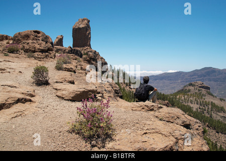 Wanderer Rersting in der Nähe von Roque Nublo (Cloud Rock) 1813m. auf Gran Canaria auf den Kanarischen Inseln. Stockfoto