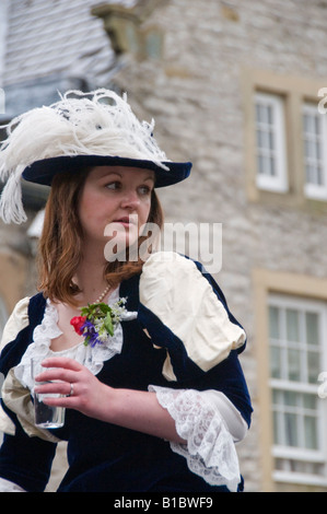 Festival-Königin am Garlanding Festival in Castleton Derbyshire in den Peak District England Stockfoto