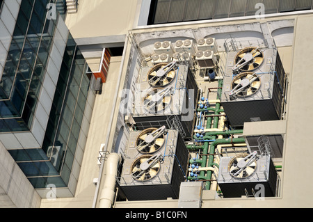 Eine Klimaanlage auf dem Dach von Hochhäusern in Singapur Stockfoto