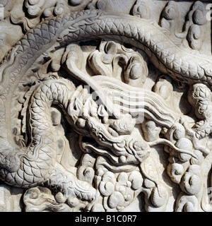 Komplizierte Schnitzerei eines chinesischen Drachen im kaiserlichen Garten. Verbotene Stadt, Peking, China. Stockfoto