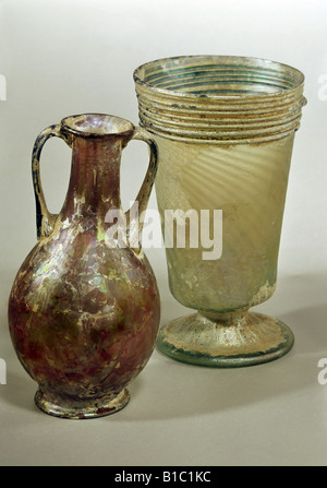 Bildende Kunst, Antike, römische Reich, Glas, Flasche und Schale, Syrien, 3. Jahrhundert AD, private Sammlung,, Artist's Urheberrecht nicht gelöscht werden Stockfoto