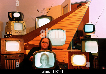 Rundfunk, Fernsehen, Fernseher, Mann mit Fernseher, Additional-Rights - Clearance-Info - Not-Available Stockfoto