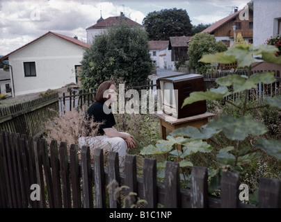 Rundfunk, Fernsehen, Zuschauer, der Mensch ist Fernsehen in Garten, Deutschland, Additional-Rights - Clearance-Info - Not-Available Stockfoto