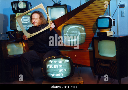 Broadcast, Fernsehen, TV-Gerät, Mann mit TV-Gerät, ca. 1990er Jahre, Stockfoto