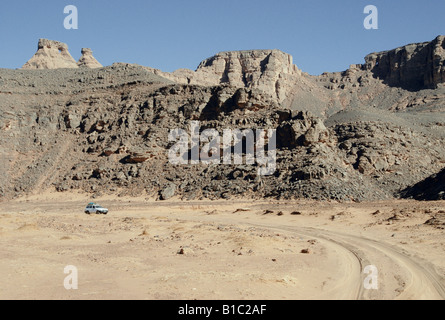 Geographie/Reisen, Tadrart Algerien, Landschaften, Berge, Off-Road-Fahrzeug in der Spur im Wadi, Additional-Rights - Clearance-Info - Not-Available Stockfoto