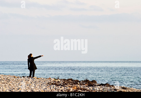 Frauen, die auf dem Meer wiev Stockfoto