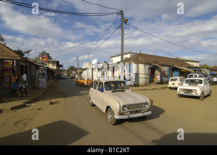 Geographie/Reisen, Madagaskar, Insel Nosy Be, Hölle Ville Stadt, Straßenszenen, die Autos auf dem Kreuz, Additional-Rights - Clearance-Info - Not-Available Stockfoto