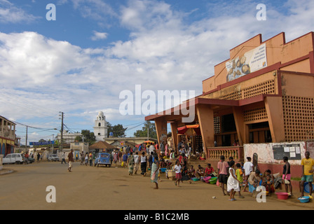 Geographie/Reisen, Madagaskar, Insel Nosy Be, Hölle Ville Stadt, Straßenszenen, Menschen außerhalb einen Supermarkt, Additional-Rights - Clearance-Info - Not-Available Stockfoto