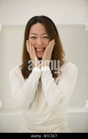 Porträt der jungen Frau lächelnd Stockfoto