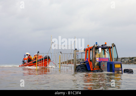 Das Sidmouth Rettungsboot ins Leben gerufen erfasst von einem Traktor Stockfoto