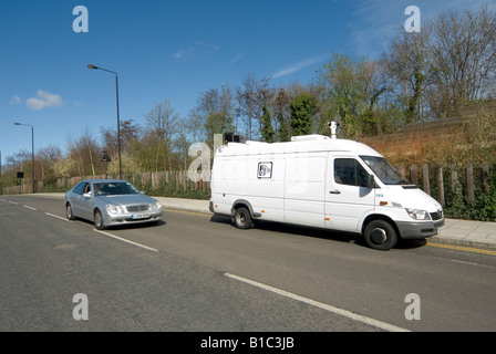 Silber Mercedes Auto beschleunigt vorbei an einem weißen Geschwindigkeit Kamera van im Zentrum der Stadt London England Stockfoto