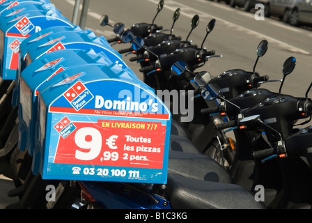 Reihe von Dominos Pizza Lieferung Scooter Lille Frankreich Stockfoto