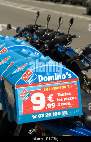 Reihe von Dominos Pizza Lieferung Scooter Lille Frankreich Stockfoto