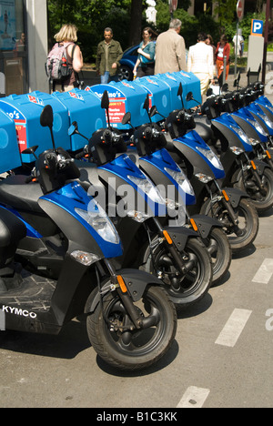 Reihe von Dominos Pizza Lieferung Scooter Lille Frankreich Stockfoto