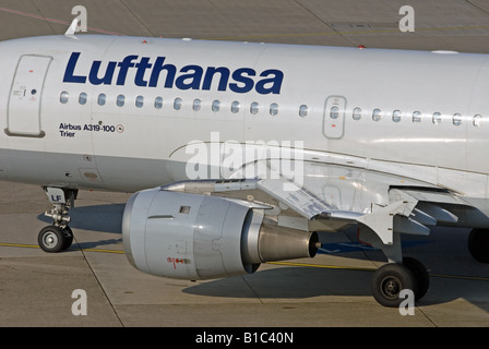 Lufthansa Airbus A319-100 am Flughafen Düsseldorf International, Nordrhein Westfalen, Deutschland. Stockfoto