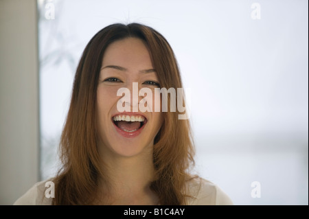 Porträt der jungen Frau lächelnd Stockfoto