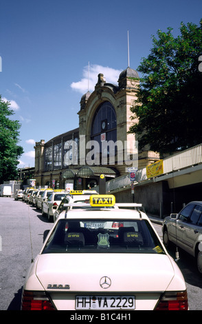 15. Juli 2002 - Taxis Warteschlange für Passagiere vor Dammtor Bahnhof in der deutschen Stadt Hamburg. Stockfoto