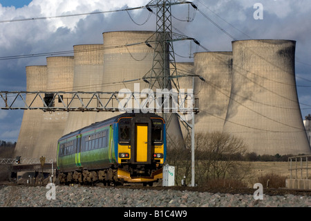 Eine East Midlands Züge Midland Mainline Klasse 156 zwei Trainer-s-Bahn führt E.ON Kraftwerk Kühltürme und Pylone Stockfoto