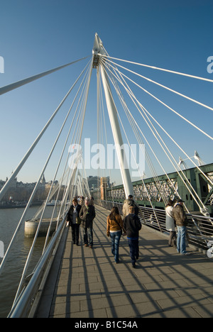 Menschen zu Fuß über die Hungerford Fußgängerbrücke über die Themse in London england Stockfoto