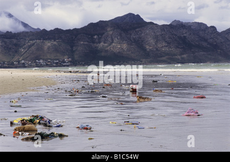 Strand, Kapstadt, Südafrika, Lebensmittelverpackungen, Kunststoff Umweltverschmutzung auf Strand, Landschaft, Küste Stockfoto