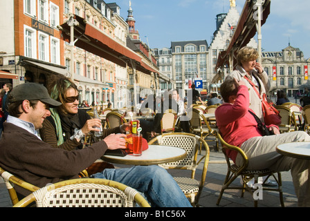 Kunden genießen den Sonnenschein draußen ein Straßencafé in Lille Frankreich Stockfoto