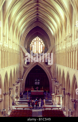 Wells Cathedral interior Kirchenschiff und Überfahrt von englischen mittelalterlichen gotischen Architektur West Somerset England UK Arcade-Bögen Stockfoto