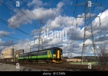 Eine East Midlands Züge Midland Mainline Klasse 156 zwei Trainer-s-Bahn führt E.ON Kraftwerk Kühltürme und Pylone Stockfoto