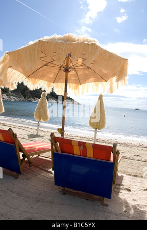 Sonnenschirme und Liegestühle am Strand von Fetovaia, eines der weißesten Strände auf der Insel Elba (Isola Elba) aufgereiht Stockfoto
