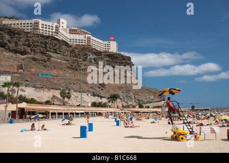 Hotel Rui Vistamar mit Blick auf Playa de Los Amadores in der Nähe von Puerto auf Gran Canaria auf den Kanarischen Inseln. Stockfoto