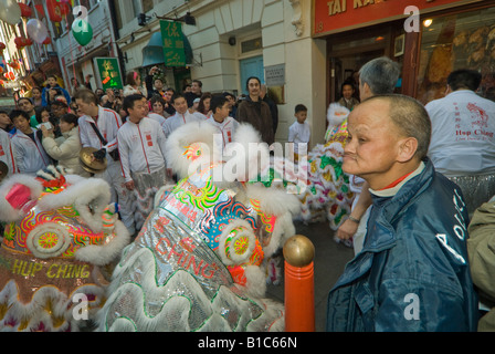 Chinesische Löwen in der Gerrard Street beim chinesischen Neujahrsfest, Februar 2008 Stockfoto