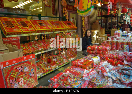 Zeigen Sie auf Bürgersteig vor Shop für Chinese New Year im Londoner Chinaltwon - Gerrard Street, Soho an Stockfoto