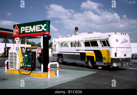 28. Februar 2002 - Überland-Trainer an der PEMEX-Tankstelle in Texcoco, Mexiko-Stadt. Stockfoto