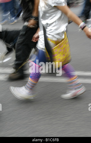 junge Frau trägt bunte Socken in der Stadt Stockfoto