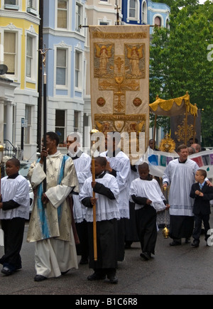 Fronleichnams-Prozession des Allerheiligsten, Notting Hill London England UK Stockfoto
