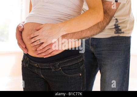 Nahaufnahme des Partners holding Partner Bauch Stockfoto