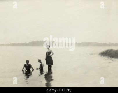 Antikes Foto ca. 1890 s, zwei Frauen und 1 Mann gekleidet in viktorianischer Zeit Badekleidung schwimmen in einem See New England. Stockfoto