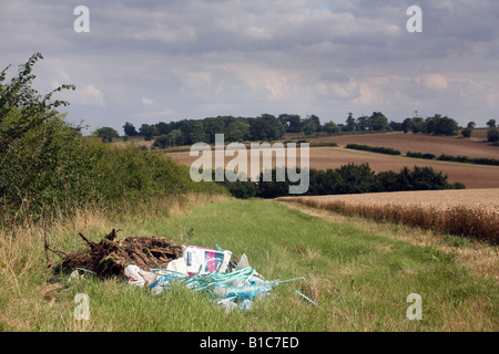 Fliegen Tipped Bauschutt entsorgt in einem Weizenfeld Bauern in Suffolk East Anglia Stockfoto